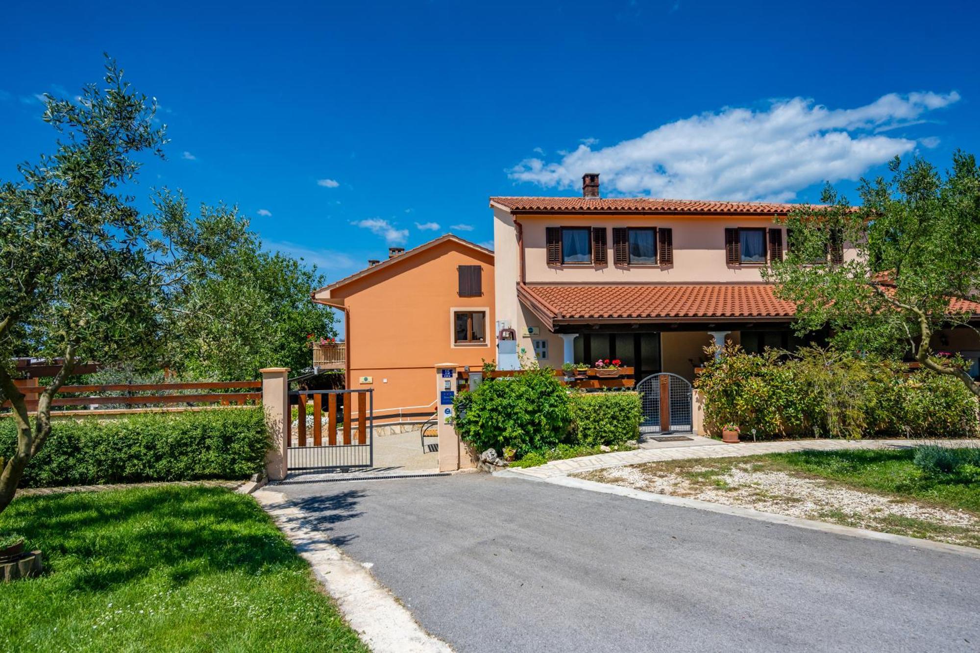 E-M Apartments With Private Pool Vinkuran Εξωτερικό φωτογραφία