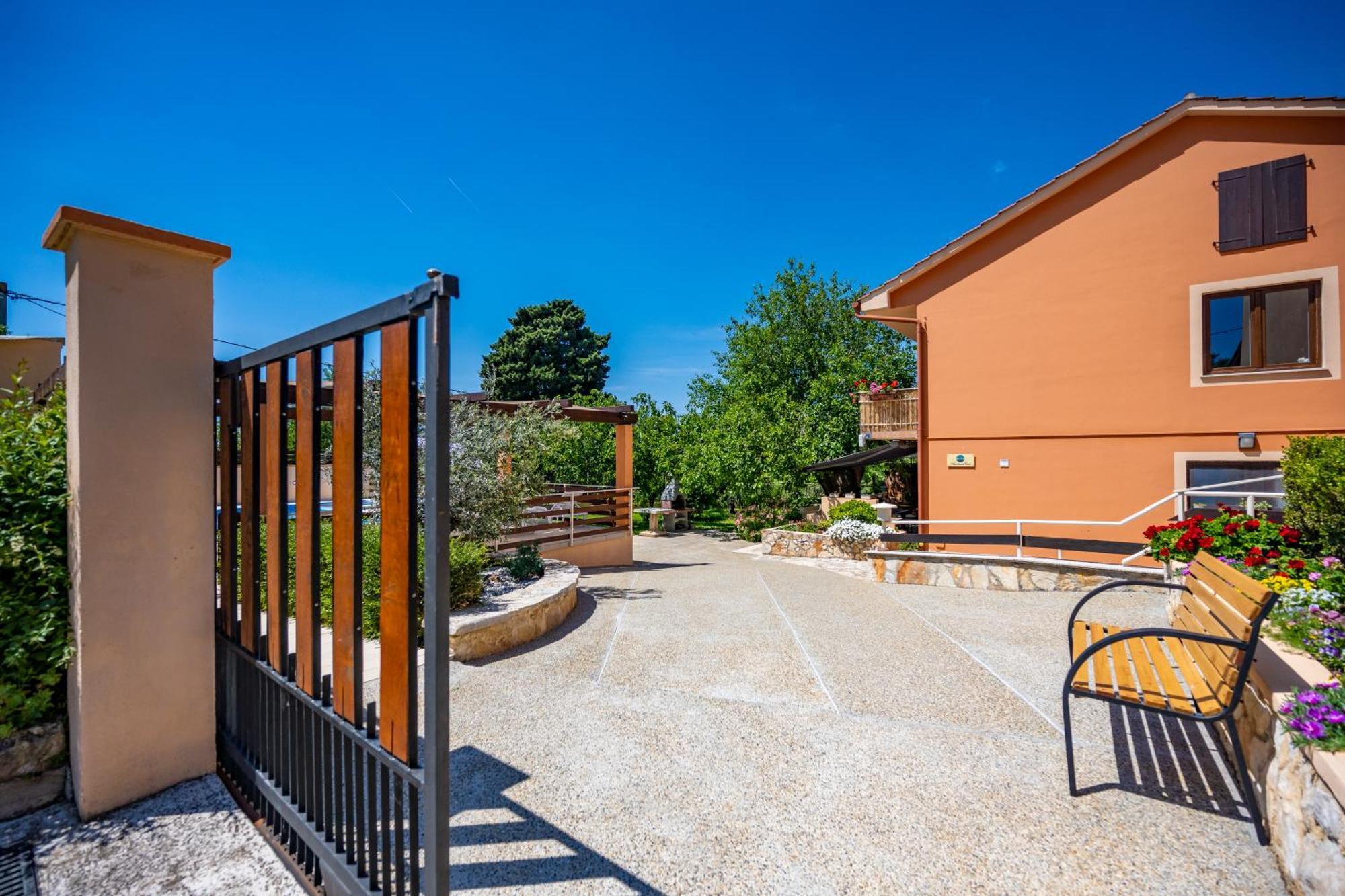 E-M Apartments With Private Pool Vinkuran Εξωτερικό φωτογραφία